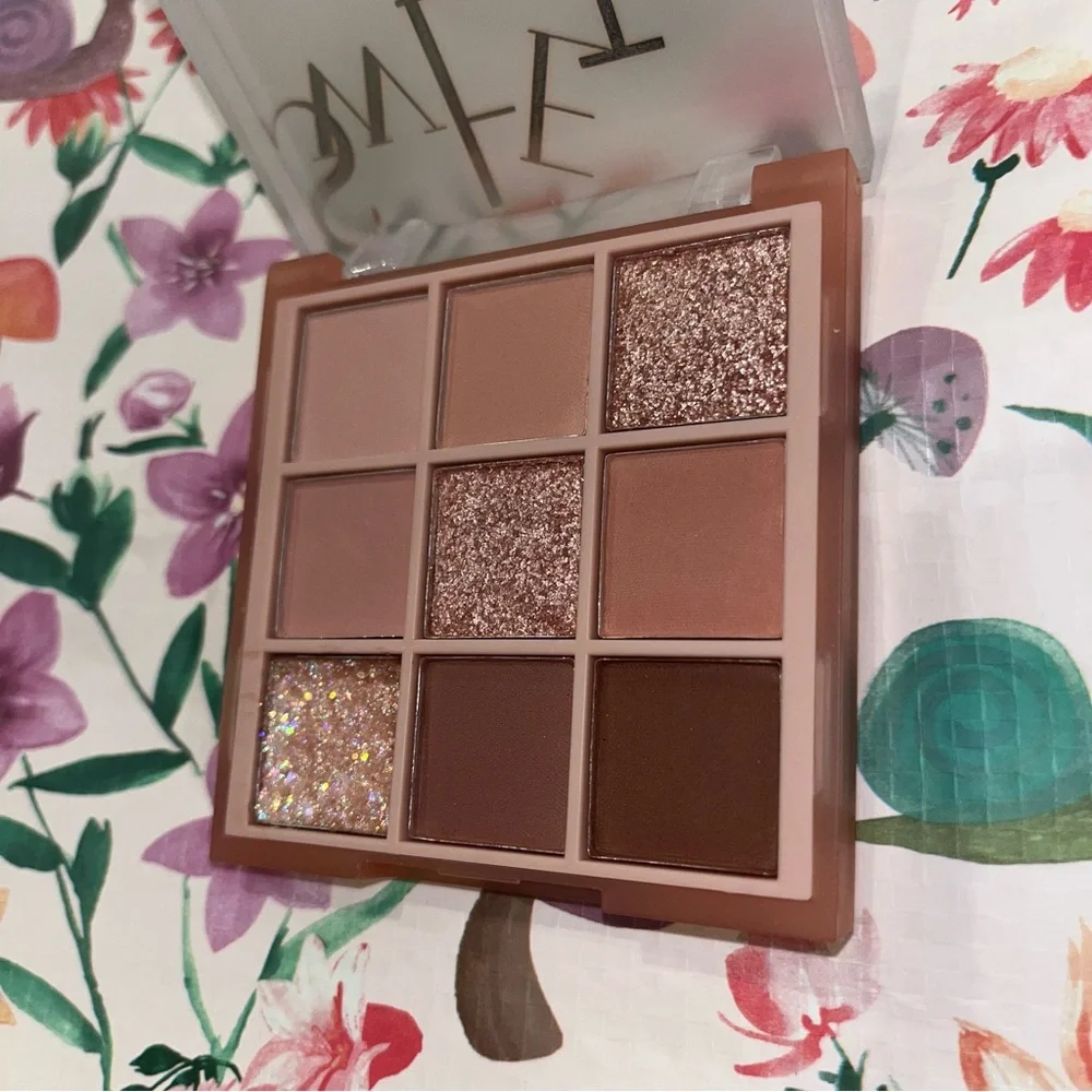 9 Color Neutral Pinky Toned Eyeshadow Palette